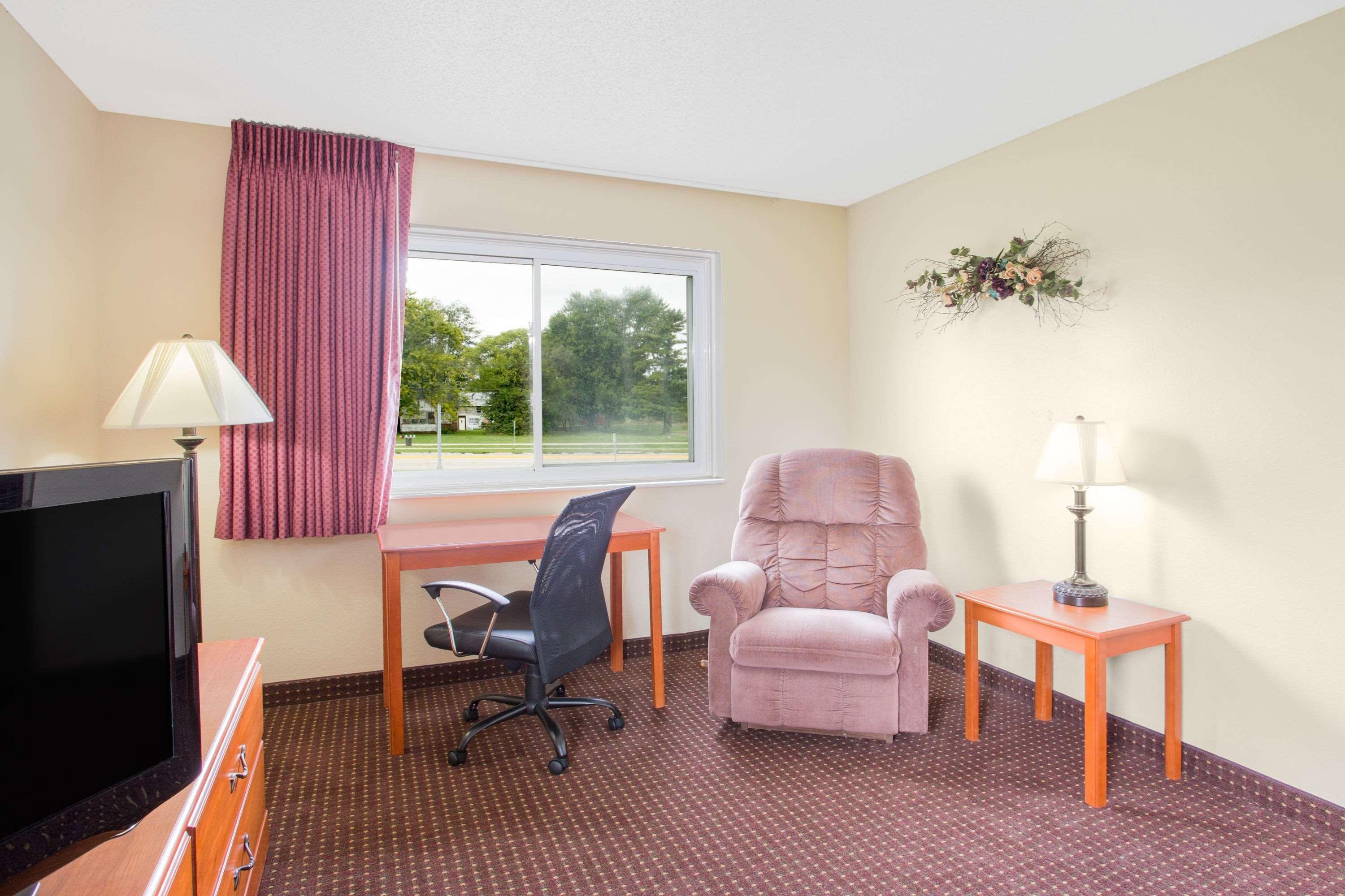Super 8 By Wyndham Waverly Extérieur photo