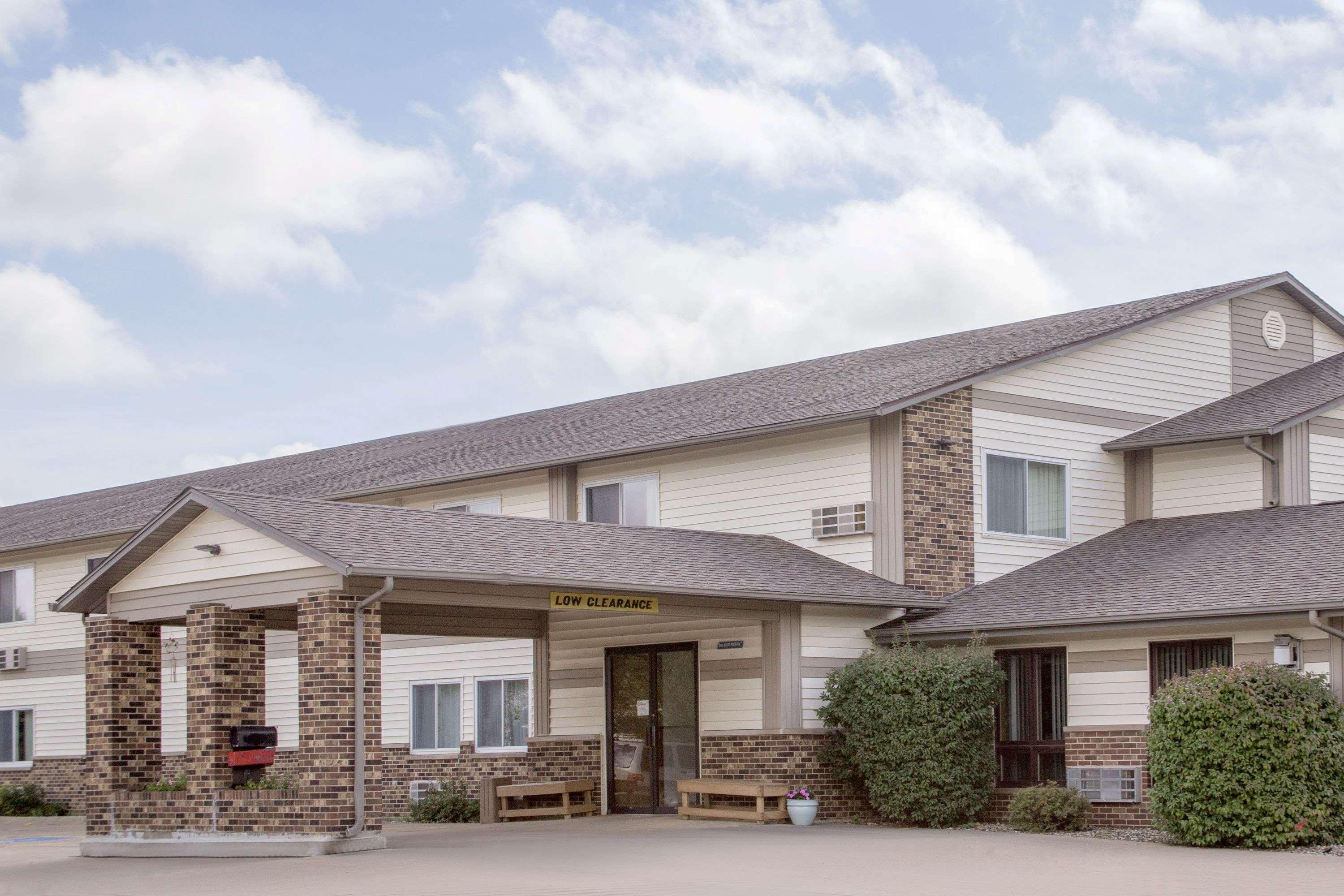Super 8 By Wyndham Waverly Extérieur photo