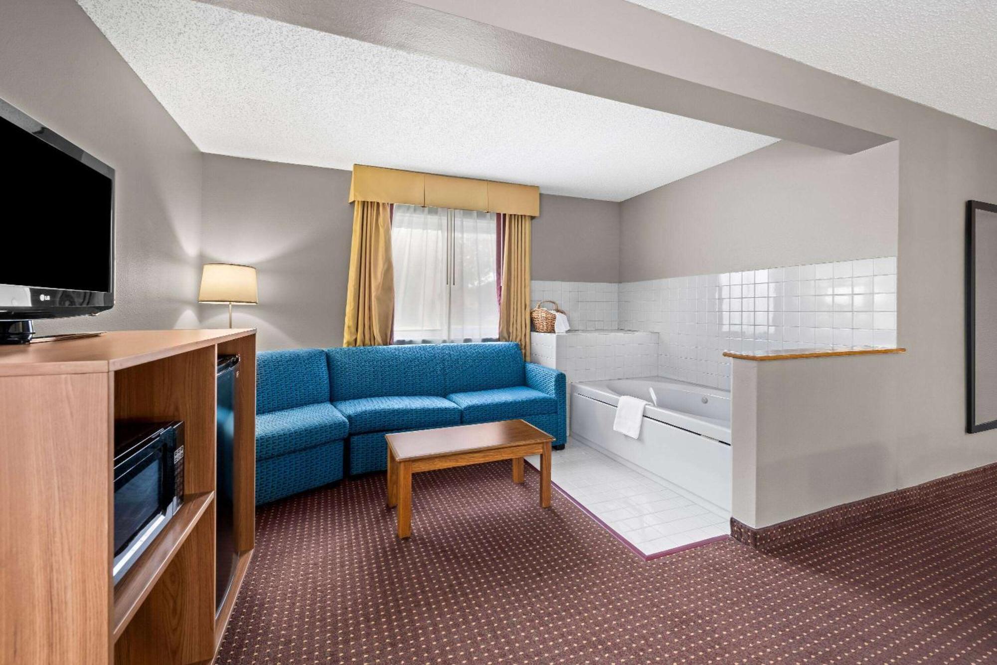 Super 8 By Wyndham Waverly Extérieur photo