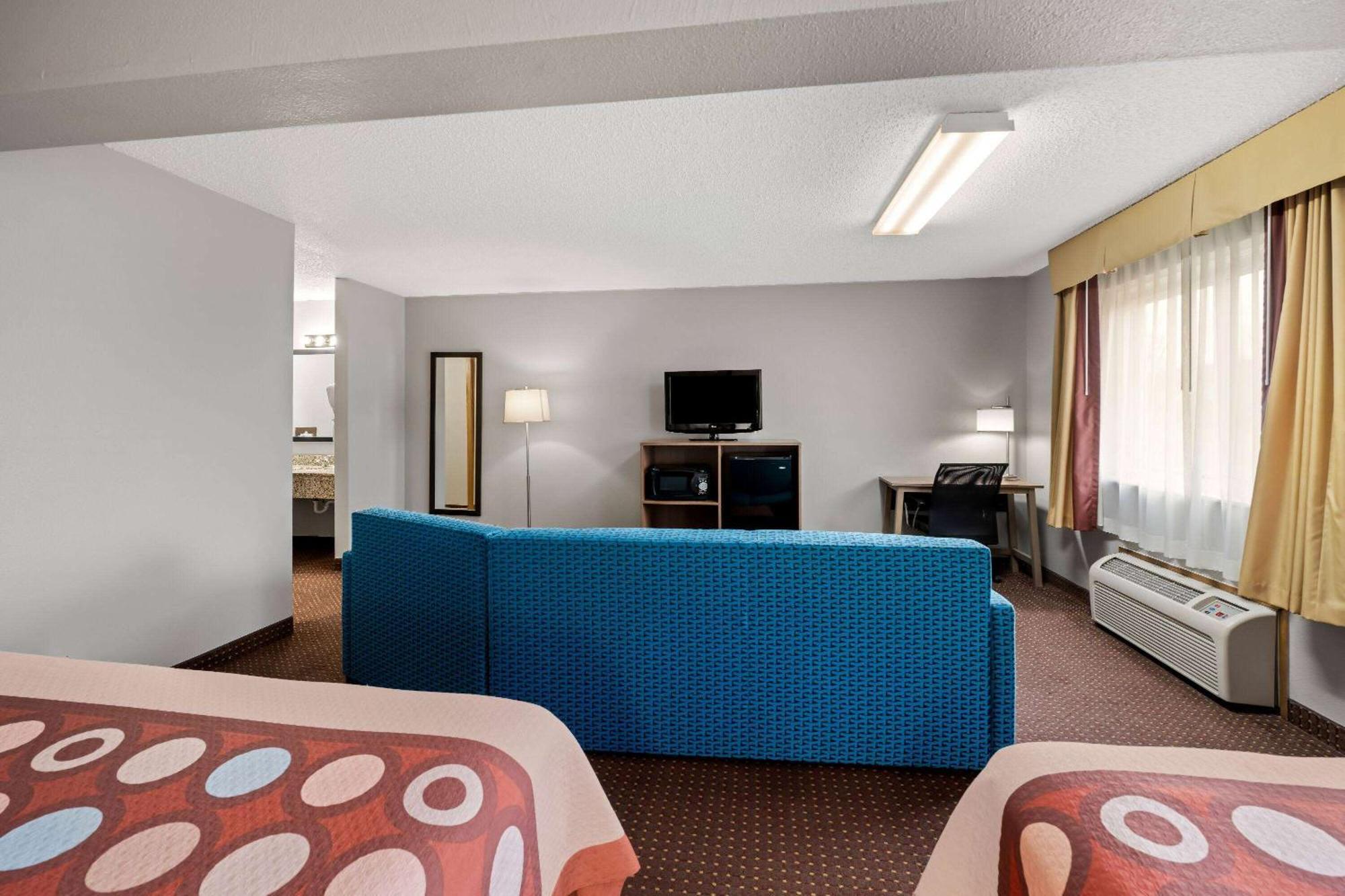 Super 8 By Wyndham Waverly Extérieur photo