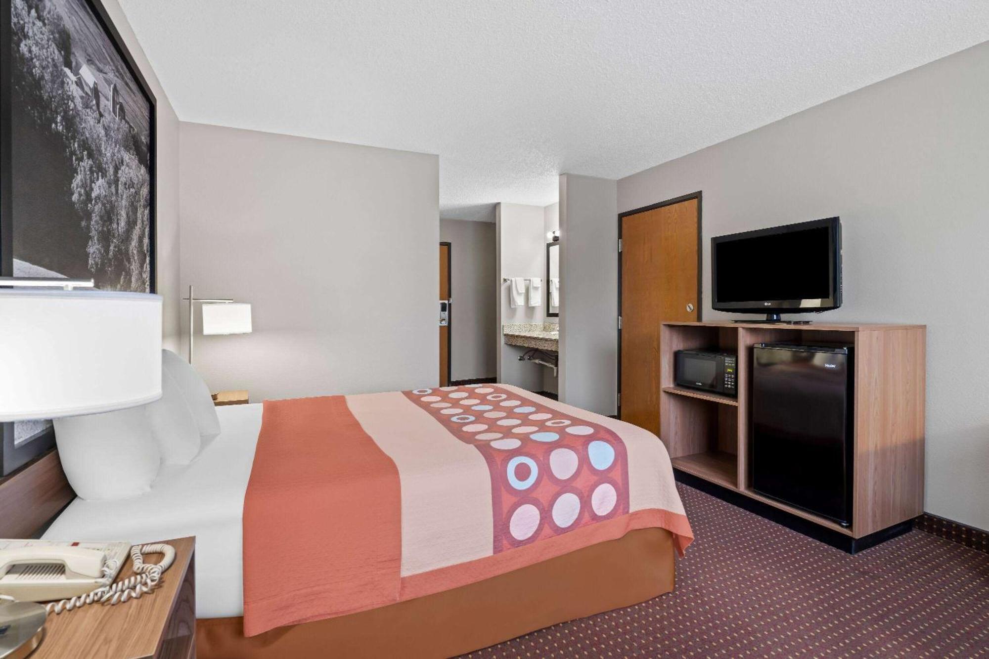 Super 8 By Wyndham Waverly Extérieur photo