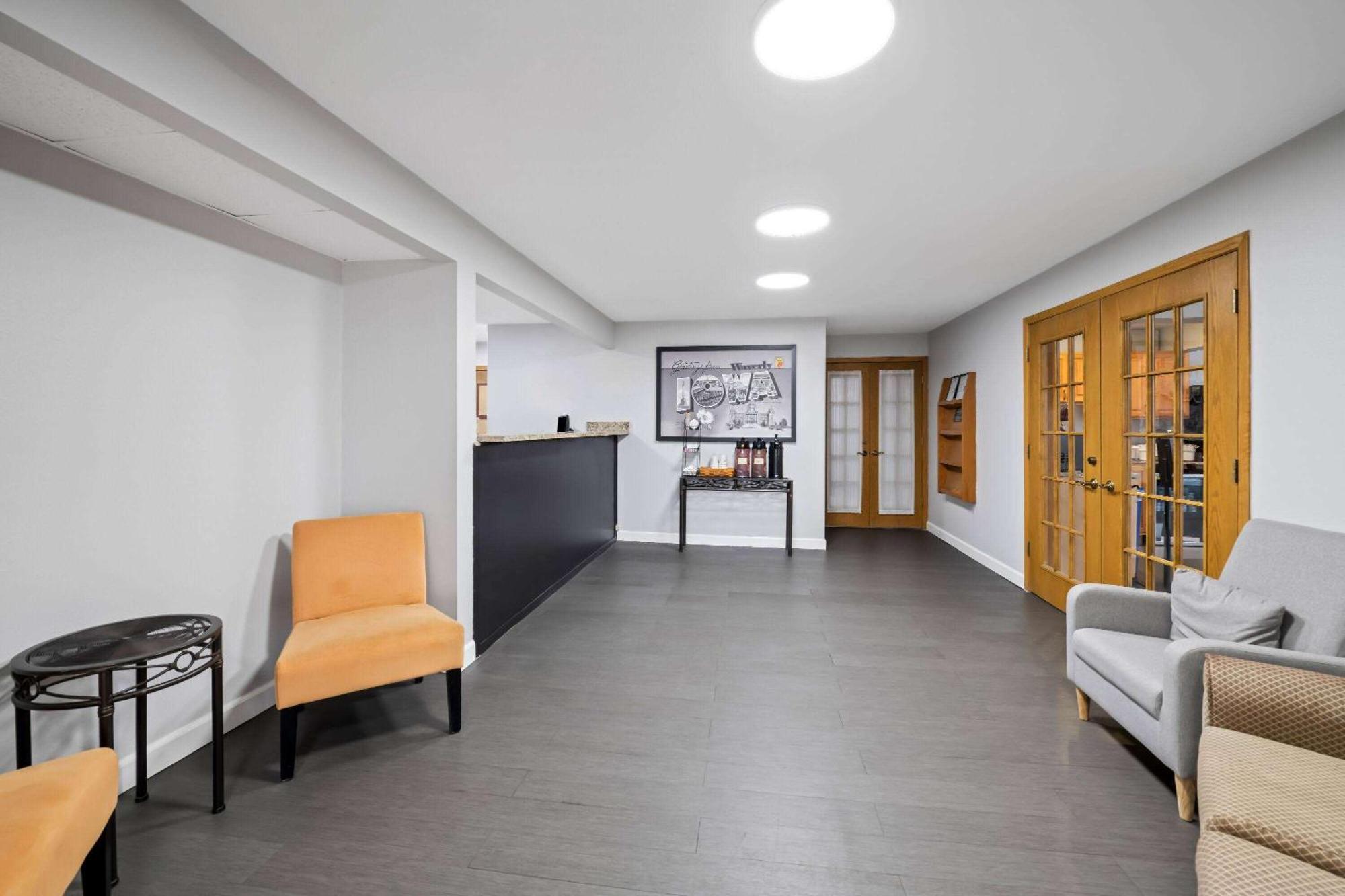 Super 8 By Wyndham Waverly Extérieur photo