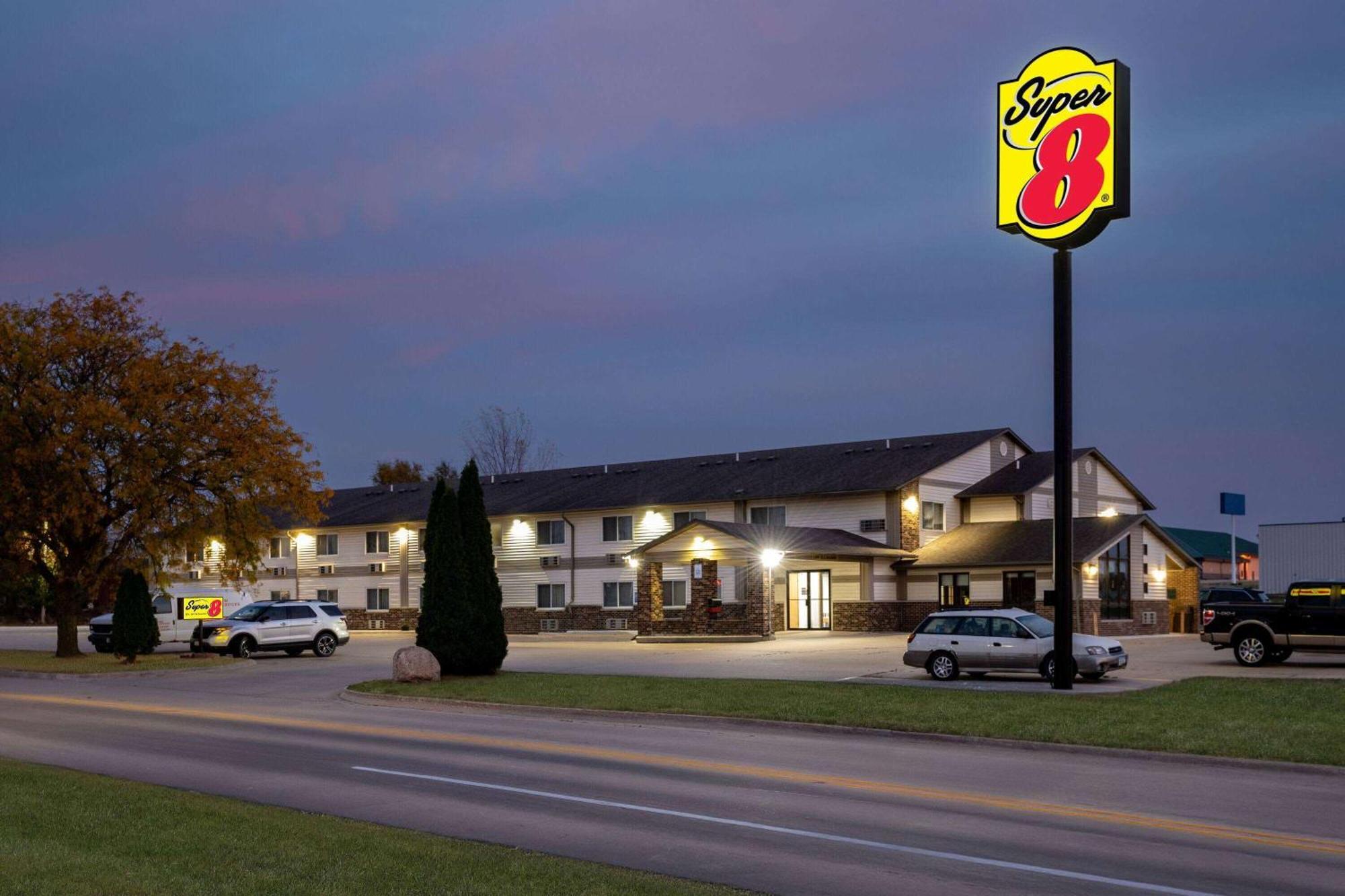 Super 8 By Wyndham Waverly Extérieur photo