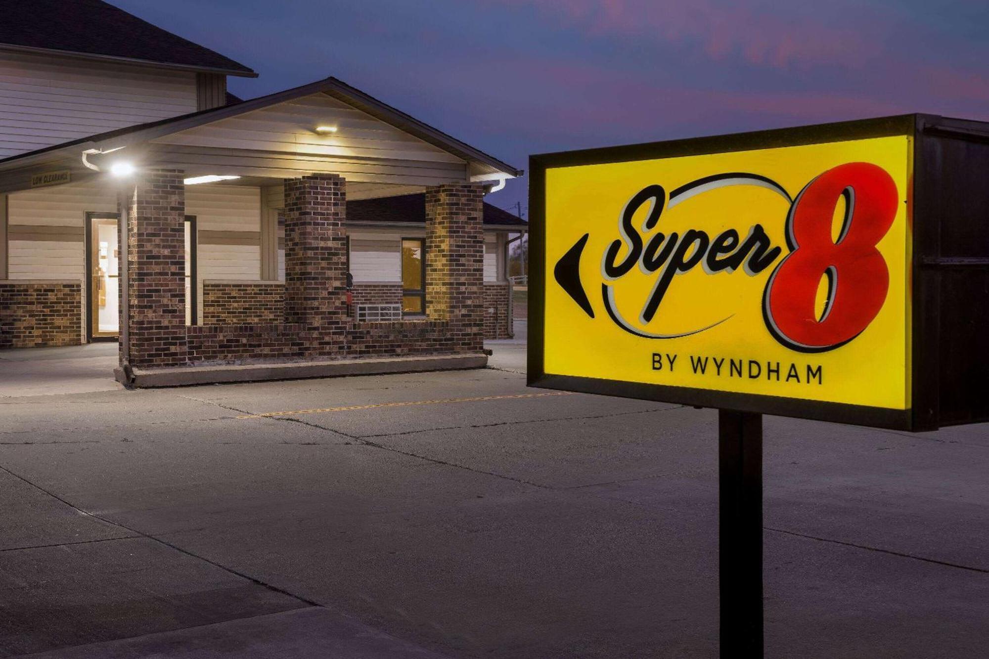Super 8 By Wyndham Waverly Extérieur photo