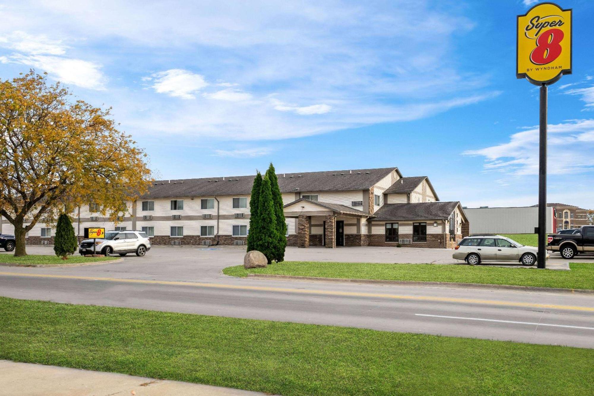 Super 8 By Wyndham Waverly Extérieur photo
