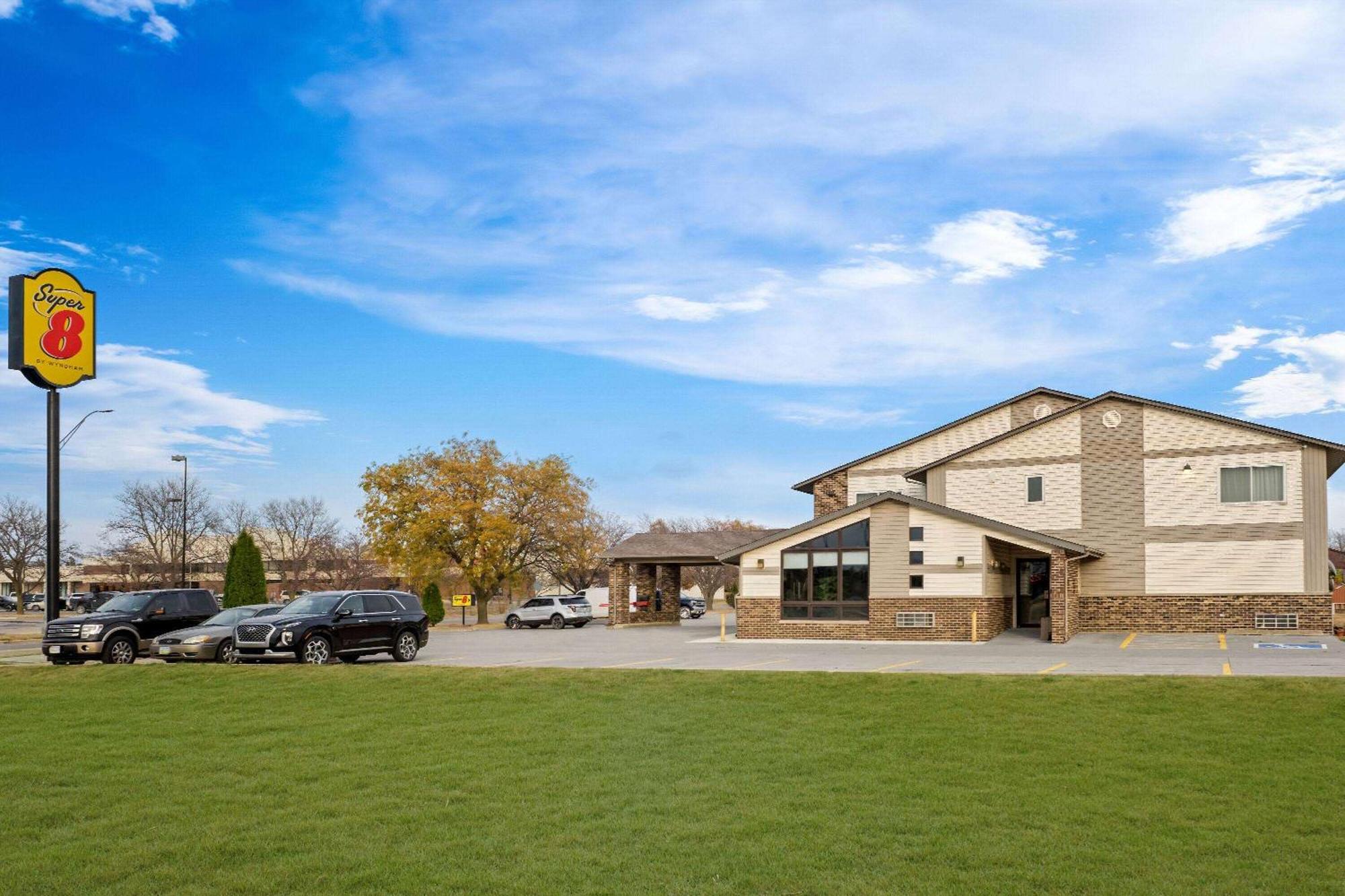 Super 8 By Wyndham Waverly Extérieur photo